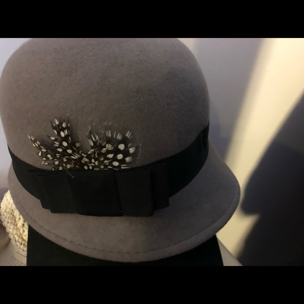 Gray bucket hat with black polka dot feather